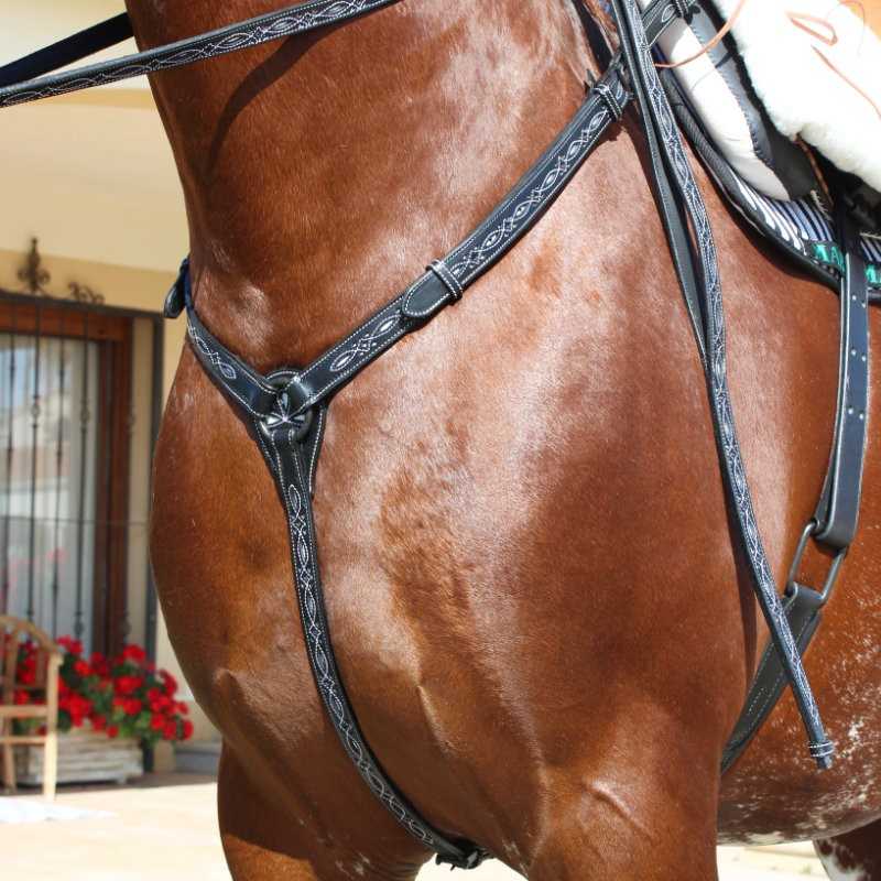 Peitoral de montaria em couro preto com costuras brancas decorativas num cavalo castanho
