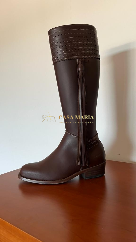 Bota alta de couro castanha com franja decorativa lateral