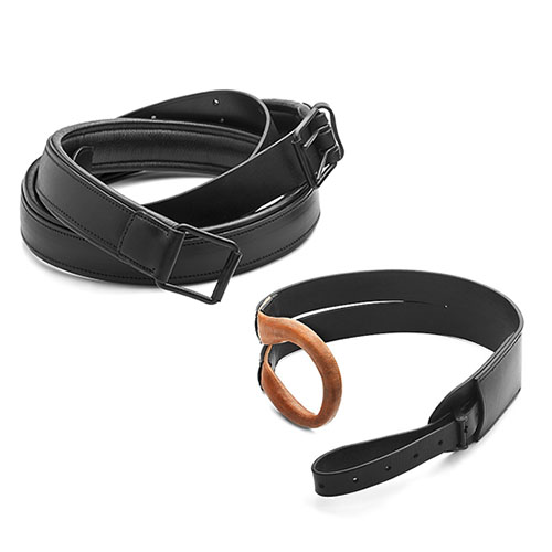 Dois cintos pretos em pele com diferentes fivelas