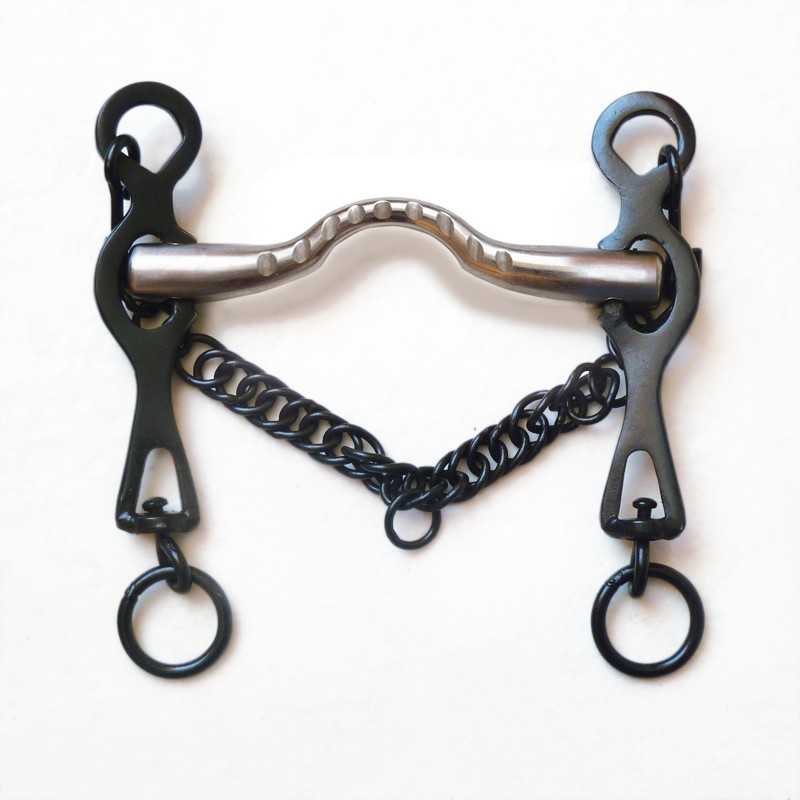 Peça de equipamento equestre metálica com ganchos pretos, barra curva prateada e corrente preta.