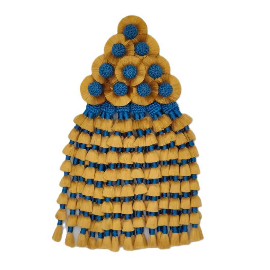 Brincos grandes de fio amarelo e azul com padrão circular e franjas.
