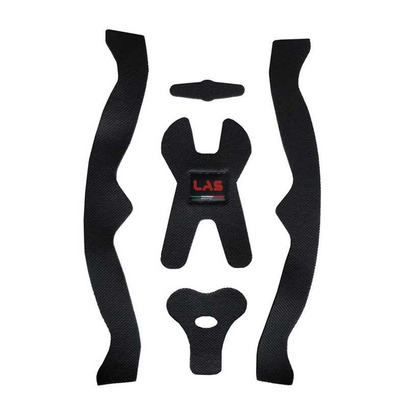 Peças pretas texturizadas com 'LAS' em vermelho e verde sobre fundo branco