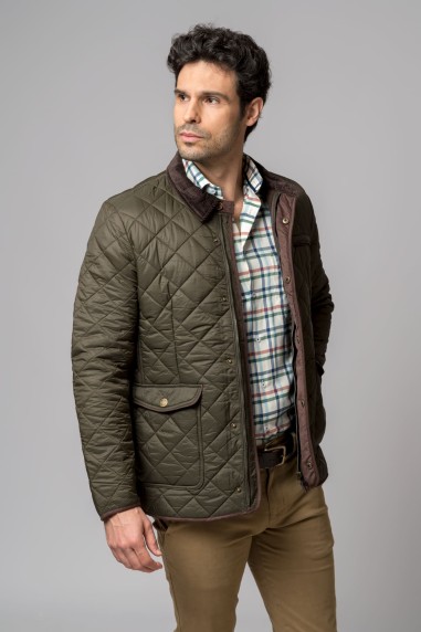 Homem com casaco matelassê verde-oliva e camisa xadrez