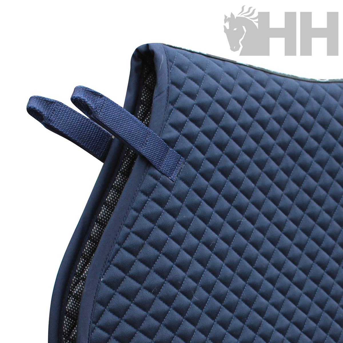 Manta de sela azul escuro acolchoada com alças e rede preta, logotipo HH ao fundo.