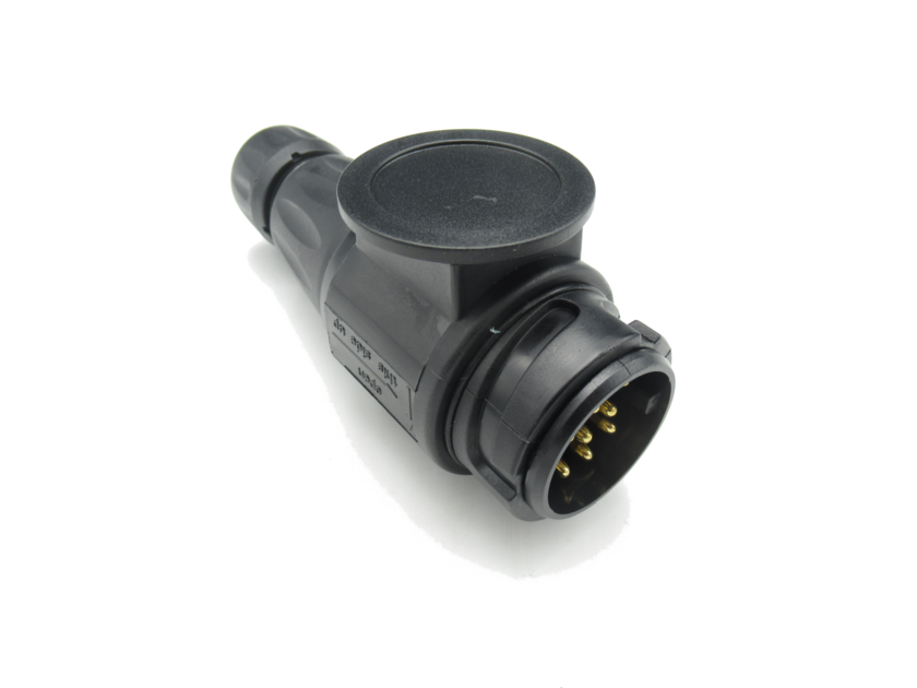 Conector para engate de reboque preto com 7 pinos dourados e tampa