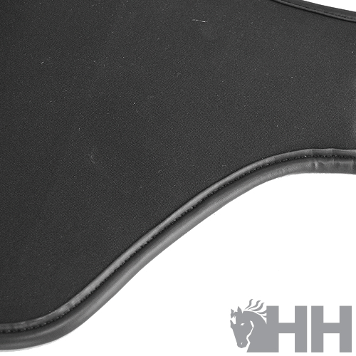 Peça de material preto com costura e logótipo HH com cabeça de cavalo