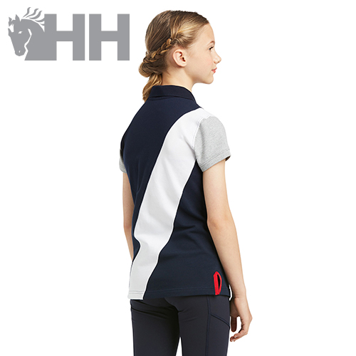 Menina de costas com polo azul escuro e branco, e calças azuis escuras