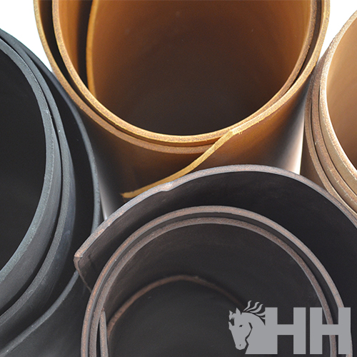 Rolos de couro em várias cores e textura lisa com marca água 'HH' e cavalo