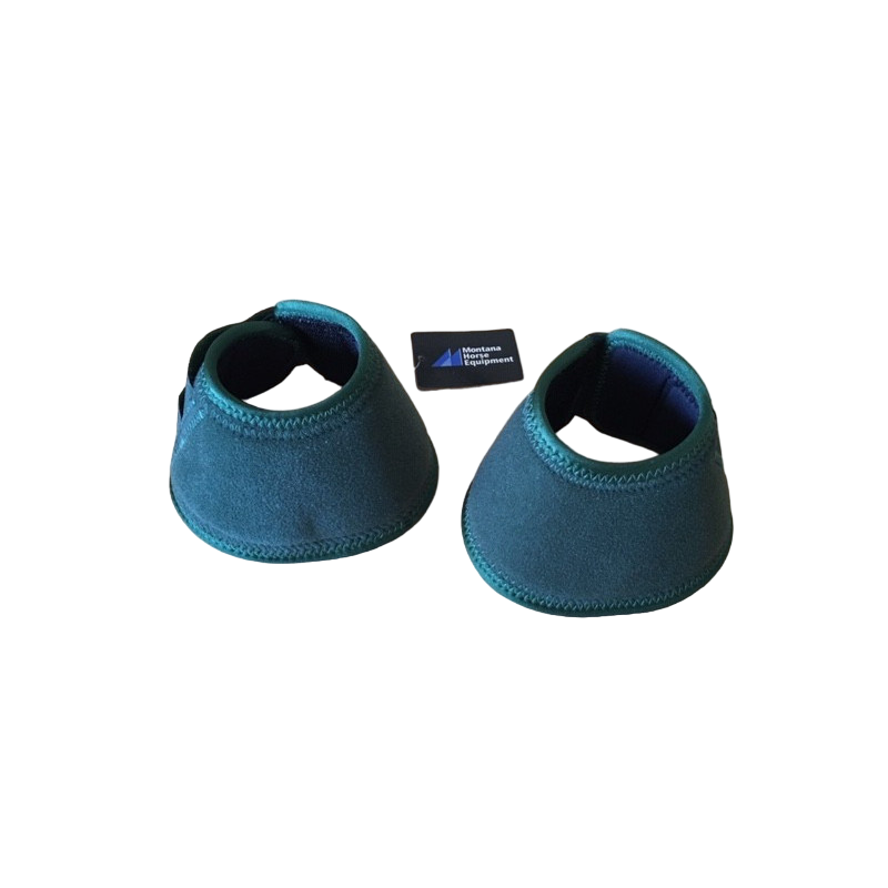 Par de protetores azuis em tecido para patas com etiqueta Montana Horse Equipment.