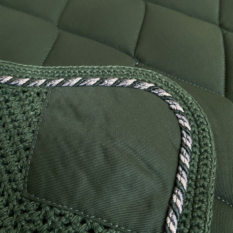 Têxteis verdes com acolchoado quadrado e bordadura tricotada