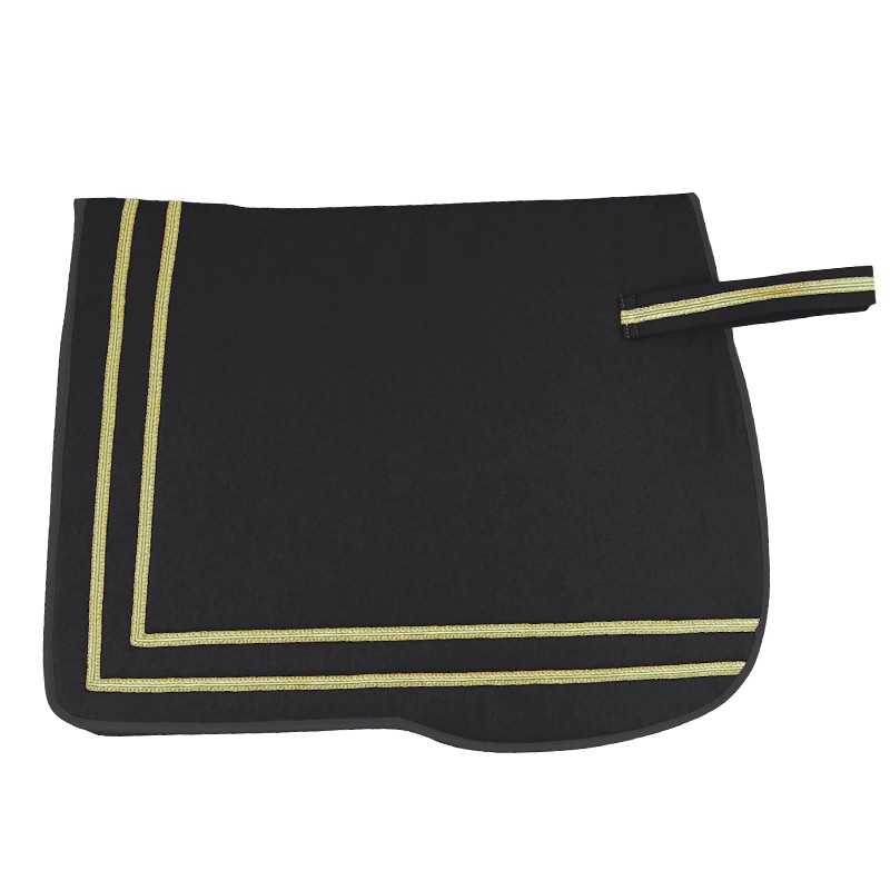 Sela preta para cavalo com decoração dourada