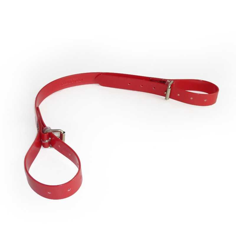 Cinto vermelho em couro com fivela prateada sobre fundo branco