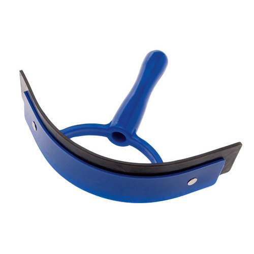 Raspador azul com lâmina preta curva e cabo curto