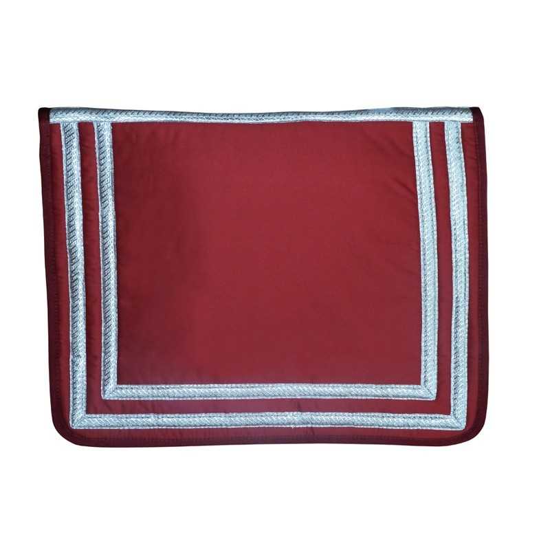 Capa de tecido vermelho com bordas cinzentas