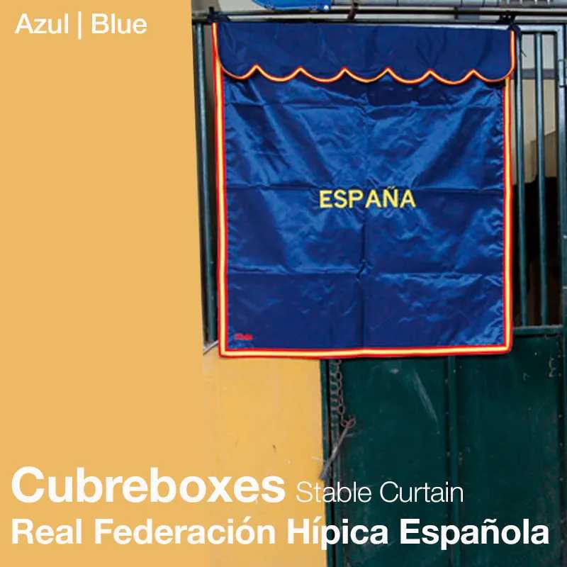 Cortina azul para boxes de cavalos com borda laranja e texto ESPANA, pendurada em vedação metálica