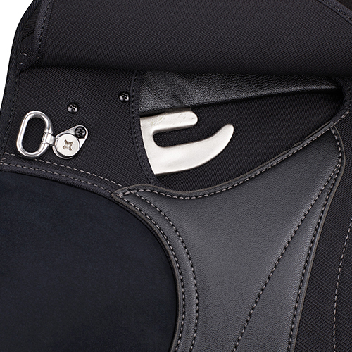 Sela de equitação preta com peça metálica curva