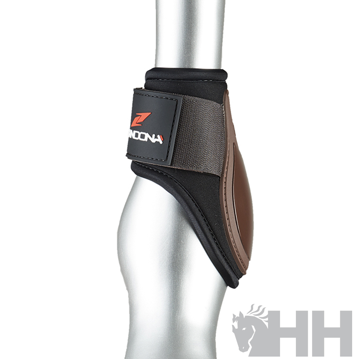 Protetor de cavalo marrom e preto com fecho de velcro em manequim prateado