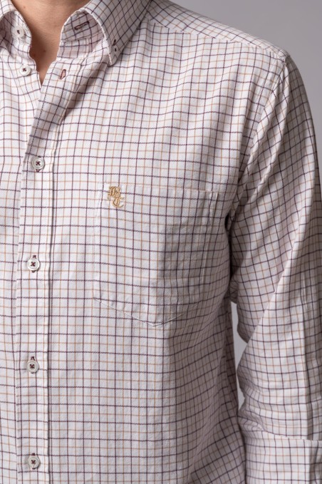 Camisa xadrez branca com castanho e azul, botões frontais e bolso com bordado RG