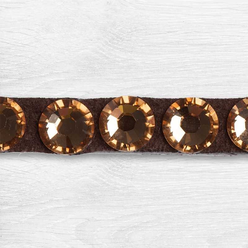Tira de tecido castanho com cristais dourados em sequência
