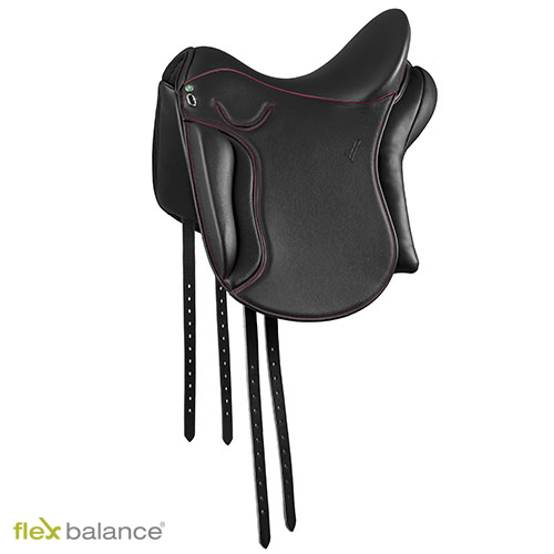 Sela de equitação preta com costuras vermelhas sobre fundo branco