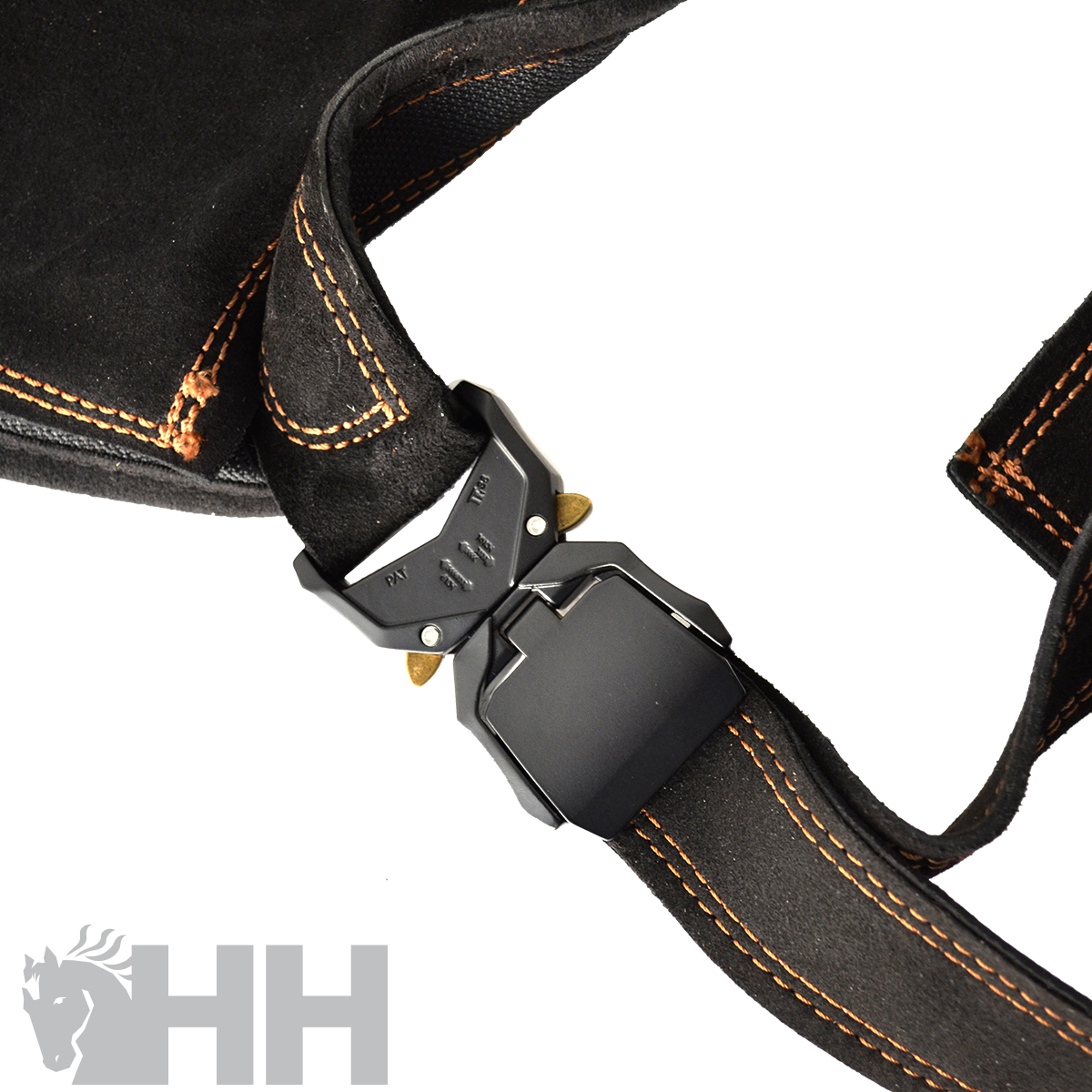 Cinto preto com costuras laranja e fivela preta metálica