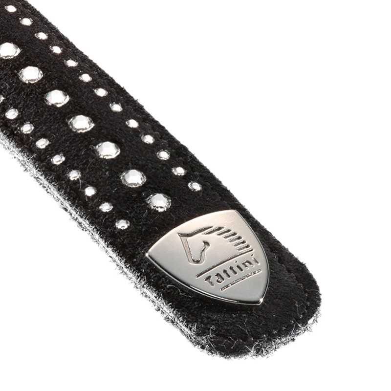 Correia preta de camurça com rebites metálicos e plaqueta metálica com logotipo Tattini