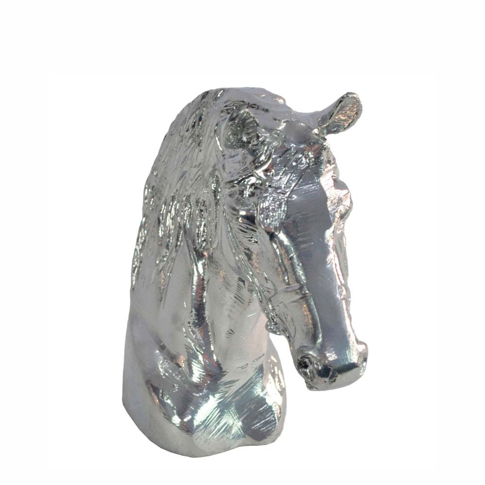 Escultura metálica prateada de cabeça de cavalo