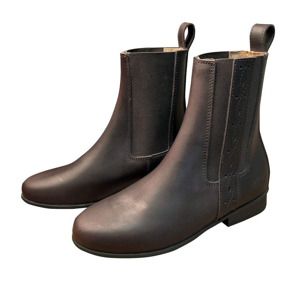 Botins Chelsea castanhos escuros em pele com laterais em malha elástica e detalhe costurado