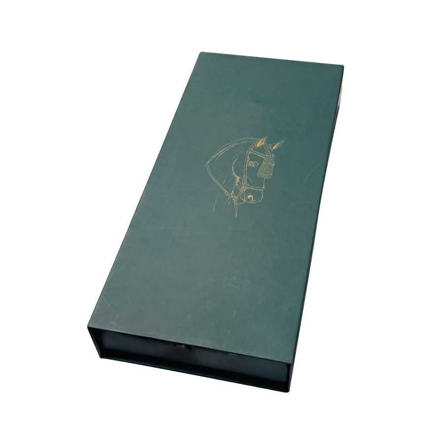 Caixa verde com desenho dourado da cabeça de um cavalo
