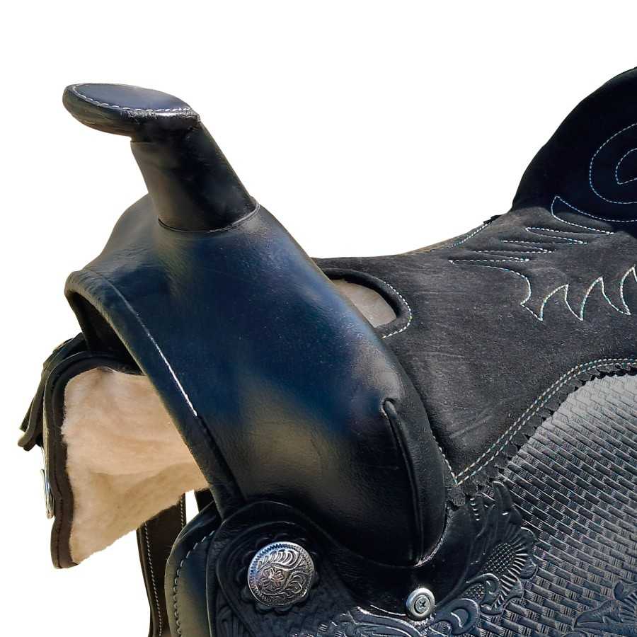 Sela de cavalo de couro preto com costura branca e ornamentos prateados