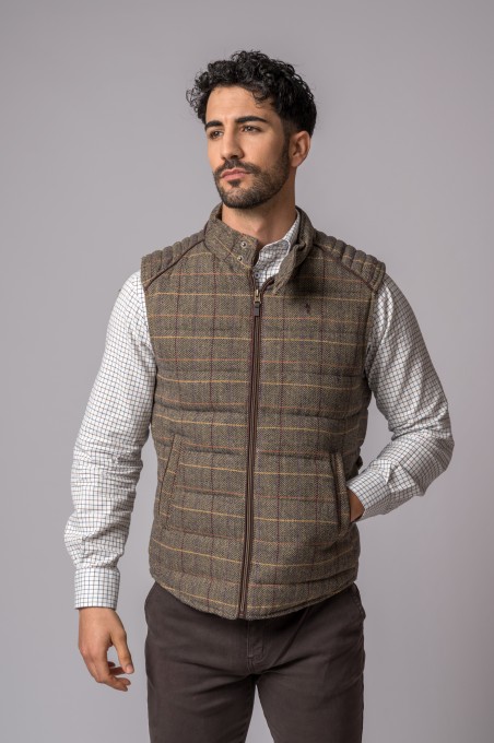 Colete masculino xadrez castanho com fecho de correr e ombros acolchoados