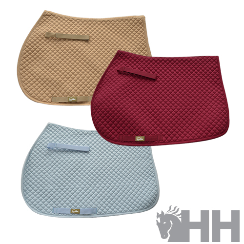 Três mantas de sela acolchoadas em bege, bordô e azul claro com etiquetas Horka e logotipo HH cinzento