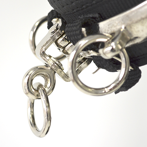 fecho metálico com anéis e tecido preto