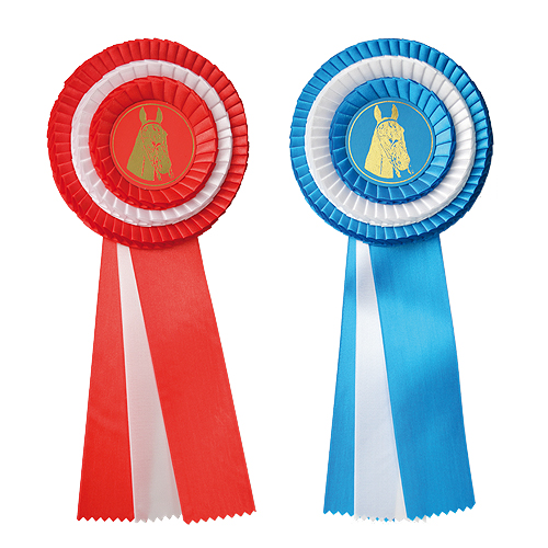 duas rosetas de prémio vermelho e azul com imagem dourada de cavalo