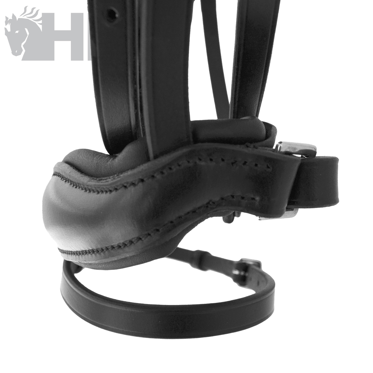 Peça preta em couro com costuras e argolas metálicas