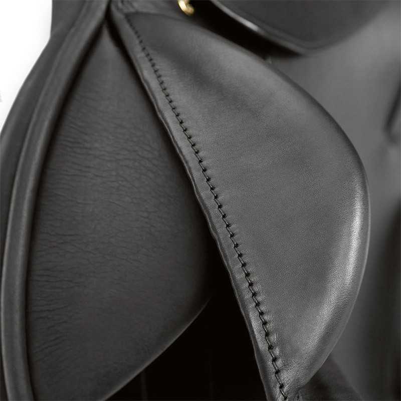 Sela de equitação em couro preto com costuras e detalhes metálicos