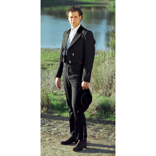 Homem com fato tradicional preto e chapéu junto a lago