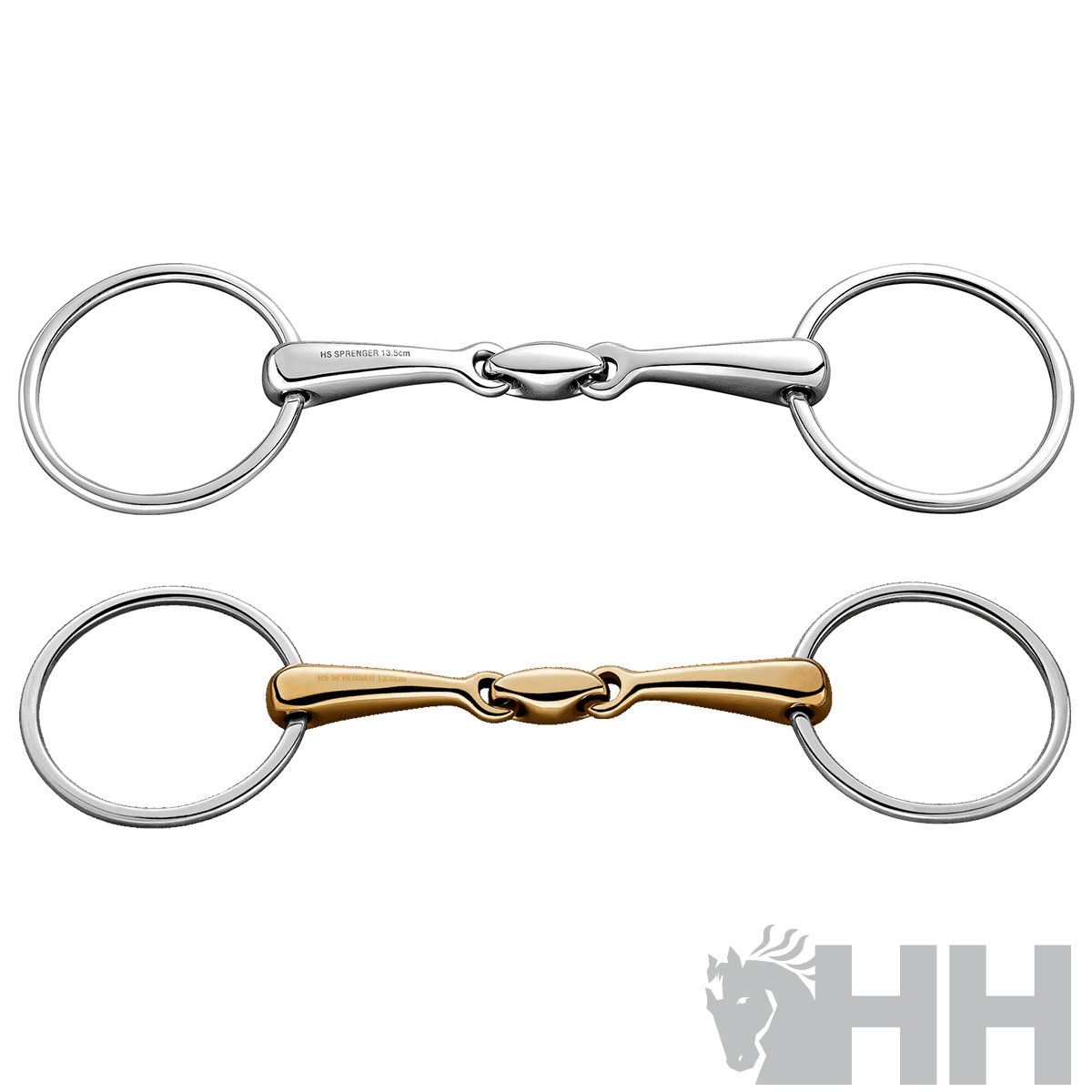 Duas rédeas metálicas para cavalo, uma prateada e outra dourada, em fundo branco.