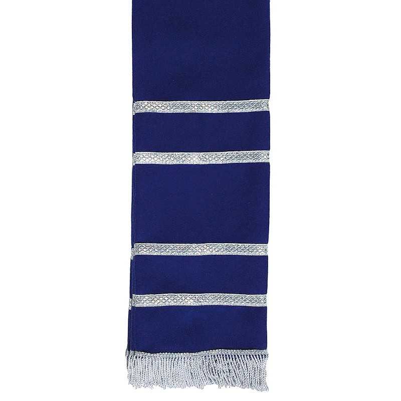 Cachecol azul escuro com faixas brancas horizontais e franjas na ponta