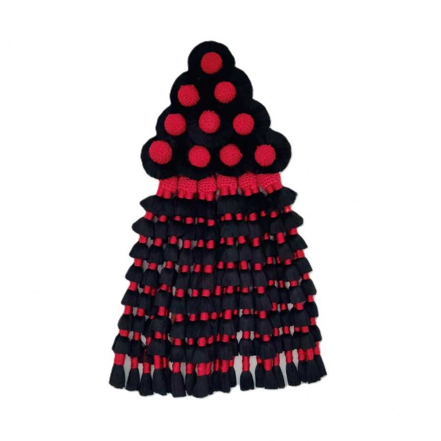 acessório têxtil preto e vermelho com pompons e franjas de tecido