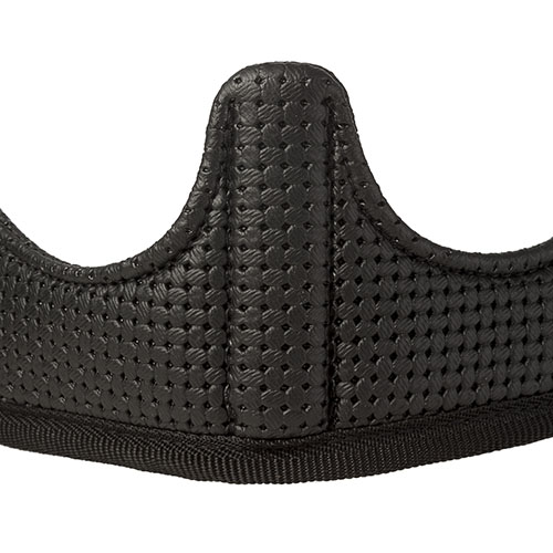 Suporte ou cinta preta perfurada, textura sólida, costuras evidentes, fundo branco