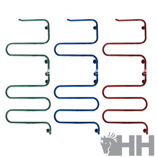 Suportes de cabides metálicos verdes, azuis e vermelhos ondulados com fixadores, sobre fundo branco com logótipo HH