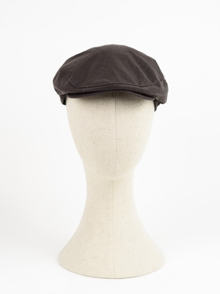Boina castanha escura em tecido num manequim creme