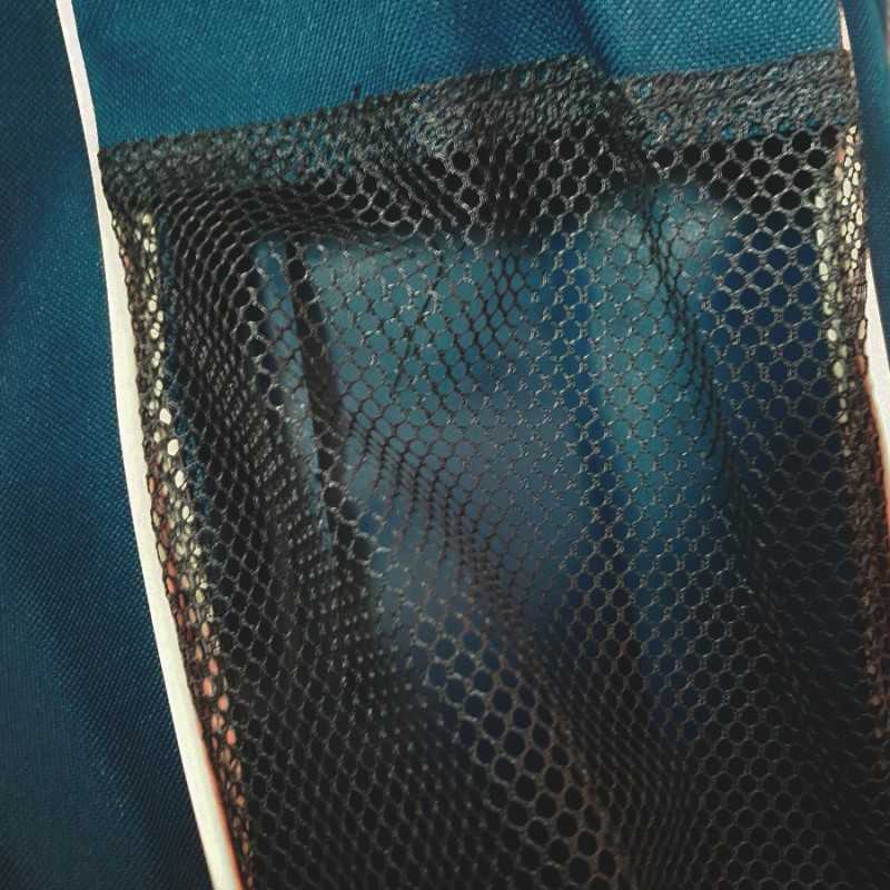 Bolsa azul com bolso frontal de malha preta hexagonal