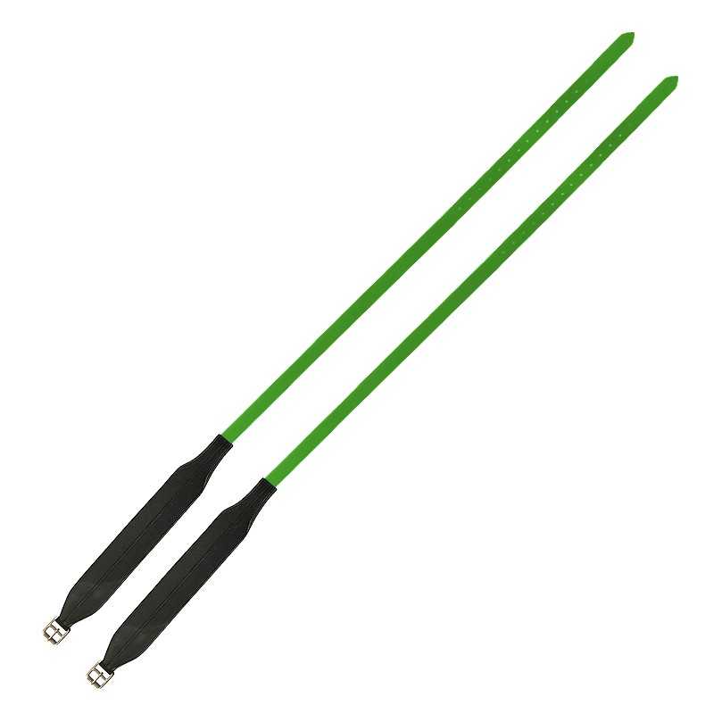 Estribos verdes com punhos pretos e fivelas metálicas