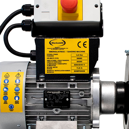 Máquina de lixamento Blacksmith com botão vermelho e etiquetas amarelas