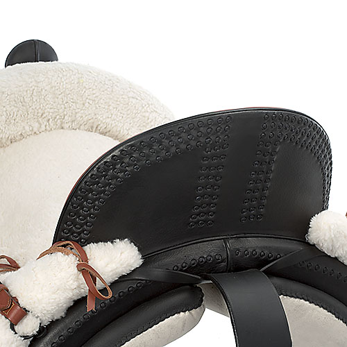 Sela de equitação com assento felpudo branco e pele preta texturada