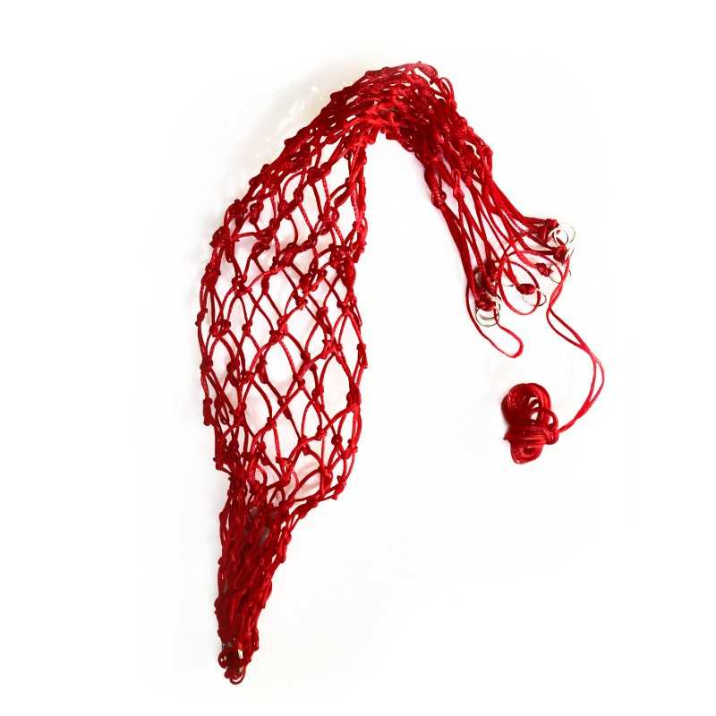 Rede vermelha de fios entrelaçados com padrão de malha sobre fundo branco