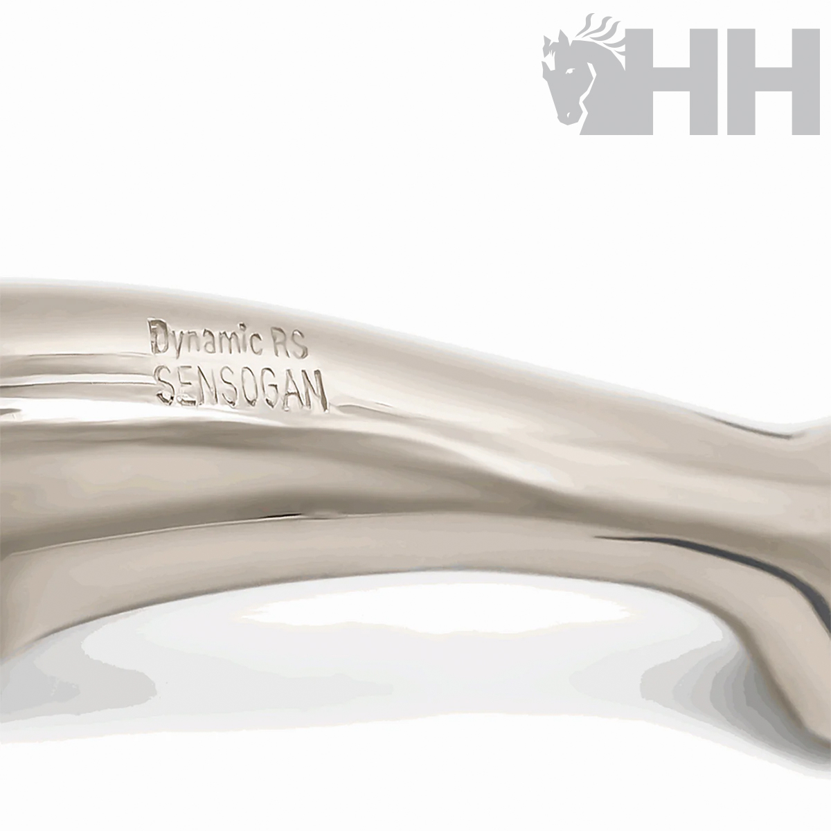 Peça metálica cromada com gravação 'Dynamic RS SENSOGAN' em fundo branco