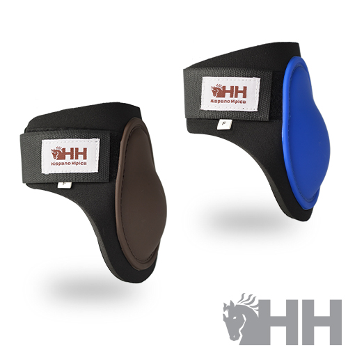 Dois protetores de casco equino, um marrom e outro azul com etiquetas HH Hispano Hípica